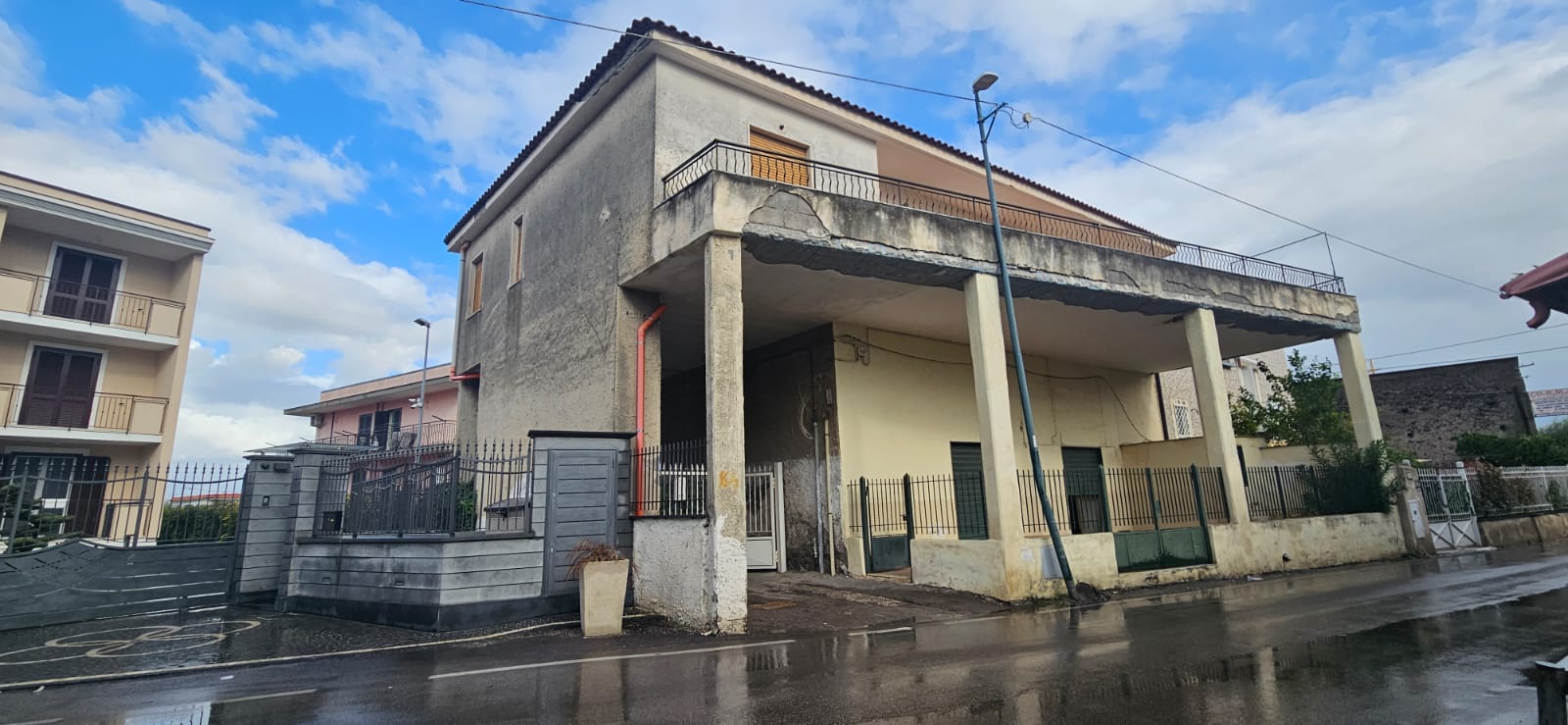 Casa indipendente fronte strada